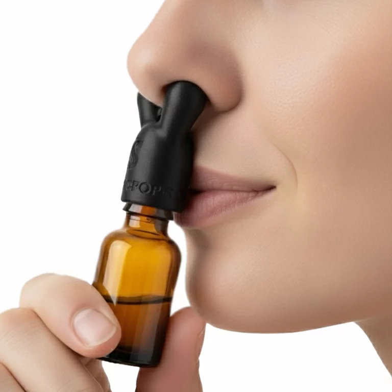 bouchon inhalateur poppers GC-POP-R de la marque GCX utilisé en situation sur une bouteille en gros plan